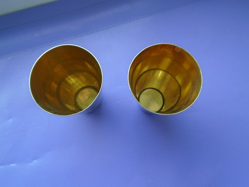 2 серебряные стопки.