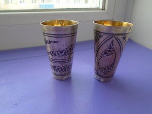 2 серебряные стопки.