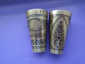 2 серебряные стопки.