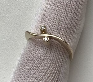 Женское золотое кольцо 750 пробы с бриллиантами