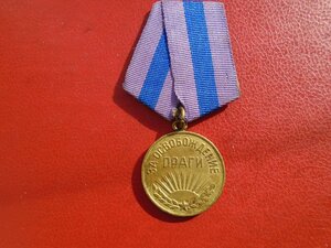 2 медали За освобождение Праги с разными ушками