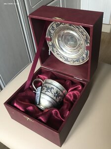 Серебряный набор чашка и тарелка в коробке новые серебро 875