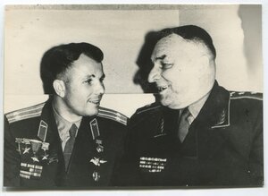 Ю.А.ГАГАРИН. и Генерал-лейтенант П.Ф.РЯБОВ. 1962 г.