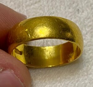 Золотое обручальное кольцо 958-й пробы.