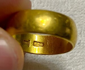 Золотое обручальное кольцо 958-й пробы.