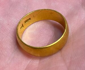 Золотое обручальное кольцо 958-й пробы.