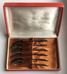 Набор серебряных чайных ложек с эмалью в коробке. 875 проба