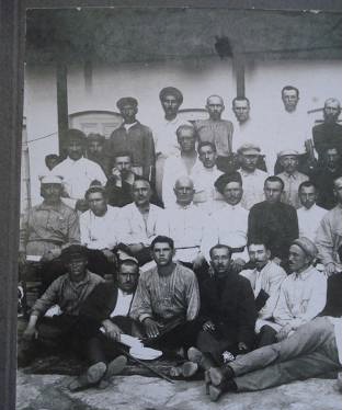 кавказцы с кинжалами и орденом БКЗ Красного Знамени 1925