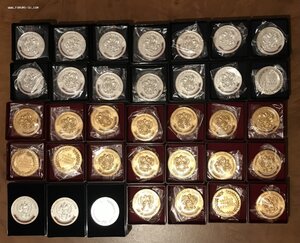 Коллекция школьных медалей. Серебряные и золотые. 35 штук