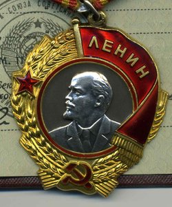 Ленин с документом 374177