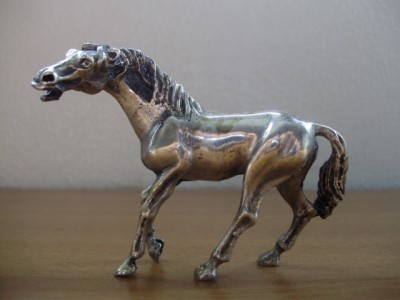 Фигурки из серебра.