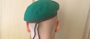 Берет  с  офицерской кокардой , нашивка в виде флаг Украины