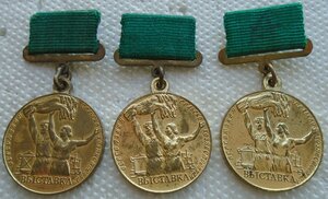 три знака Участнику ВСХВ с разными креплениями
