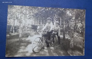Два гимназиста на велосипеде с моторчиком