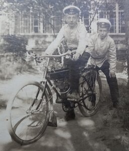 Два гимназиста на велосипеде с моторчиком
