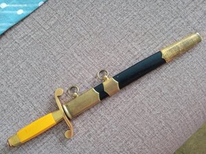 Бескнопочник