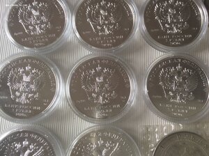16 серебряных монет РФ.