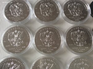 16 серебряных монет РФ.