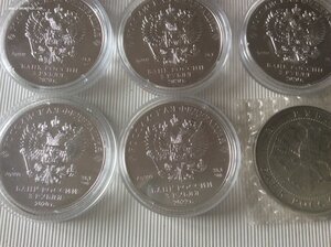 16 серебряных монет РФ.