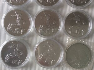 16 серебряных монет РФ.