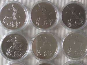 16 серебряных монет РФ.