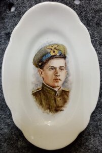 помогите атрибутировать. Тарелка Советский летчик