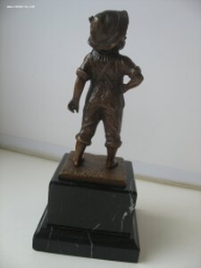 Фигура. Мальчик-хулиган. Венская бронза .Камень Литье