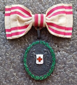 Почётная Серебряная медаль общества Красного Креста для женщ