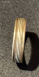 кольцо с белым золотом.