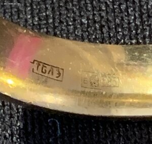 кольцо с белым золотом.