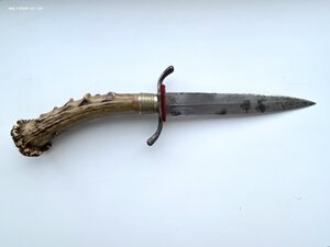 Кинжал с рукоятью из рога (косули?).