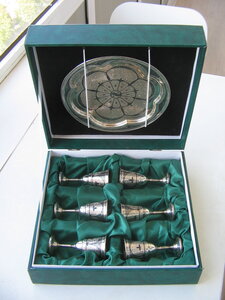 Поднос и шесть рюмок. Серебро. Коробка.