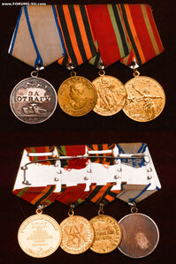 Три колодки с медалями.
