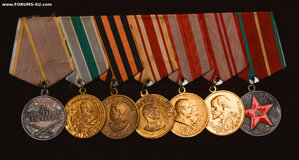 Три колодки с медалями.