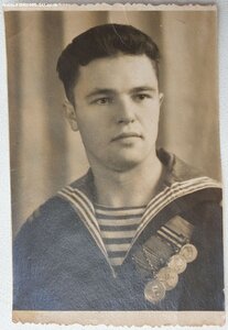 Две фотографии с медалью Ушакова
