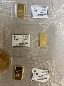 Три слитка золота в упаковке