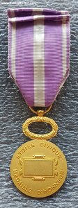 Медаль Гражданская звезда ВМВ офицер позолота Франция