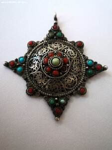 Старинный КУЛОН. камешки.  наверно серебро..