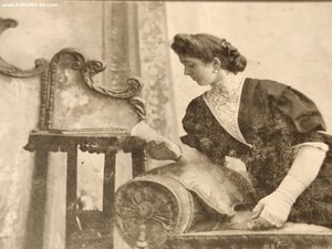 Фото Дама на диване читает. Декабрь 1908г. Москва Бобриков