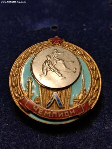 Знак ЧЕМПИОН Ленинграда Хоккей. Винт.. Эмали