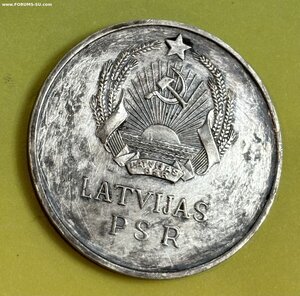 Школьна медаль Латвийской . Серебро 32мм