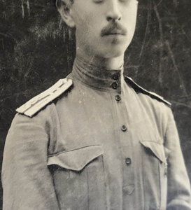 Фото чиновника 81 Апшеронского полка с шашкой