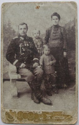 Фото офицера с семьёй(Одесса) до революцинная.