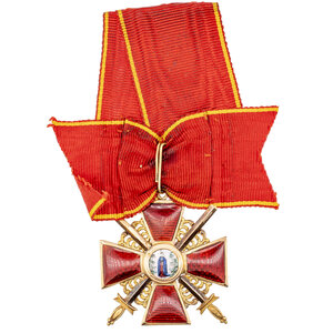 Знак ордена Св. Анны 3 - й степени c мечами на ленте.
