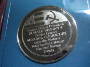 Две серебрянные медали Брежнев Никсон 1972 Горбачев Рейган +