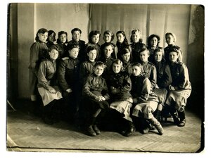 Девушки - военнослужащие.