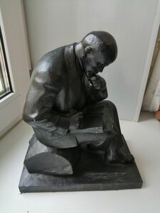 стат.ЛЕНИН ЧИТАЮЩИЙ КНИГУ.Скульптор Забалов. Большая.