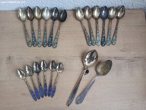 3 комплекта серебряных ложек с эмалью + 2 ложки из серебра.