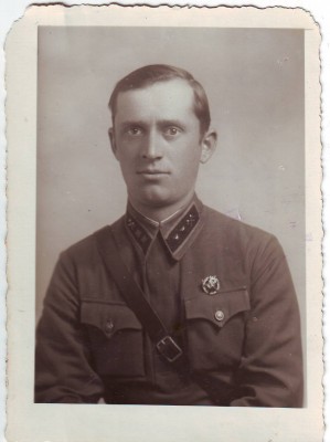 Три фото довоенные из ЛД. Петлицы, знаки.