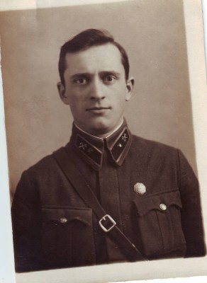 Три фото довоенные из ЛД. Петлицы, знаки.